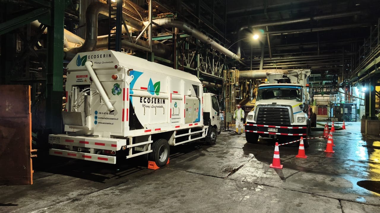 Camión prensa trabajando durante una faena nocturna